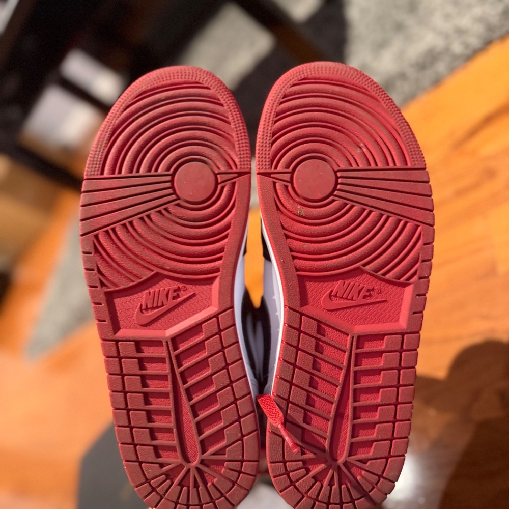 MEN Jordan 1 Mid Gym Red Black Toe - Picture 4 of 4